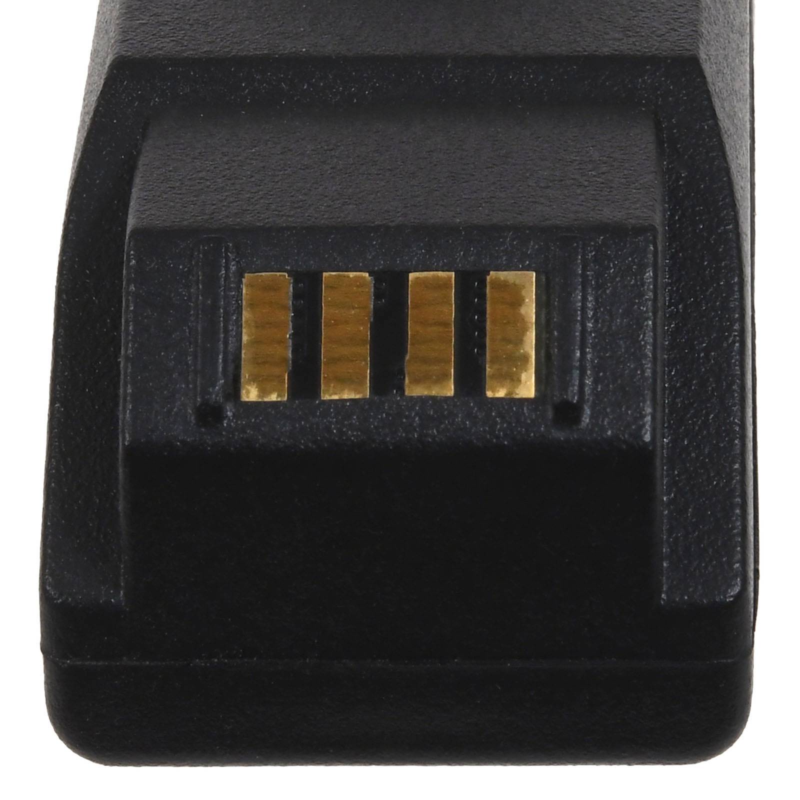 Nahaufnahme eines schwarzen USB-Steckers mit vier vergoldeten Kontaktstiften.