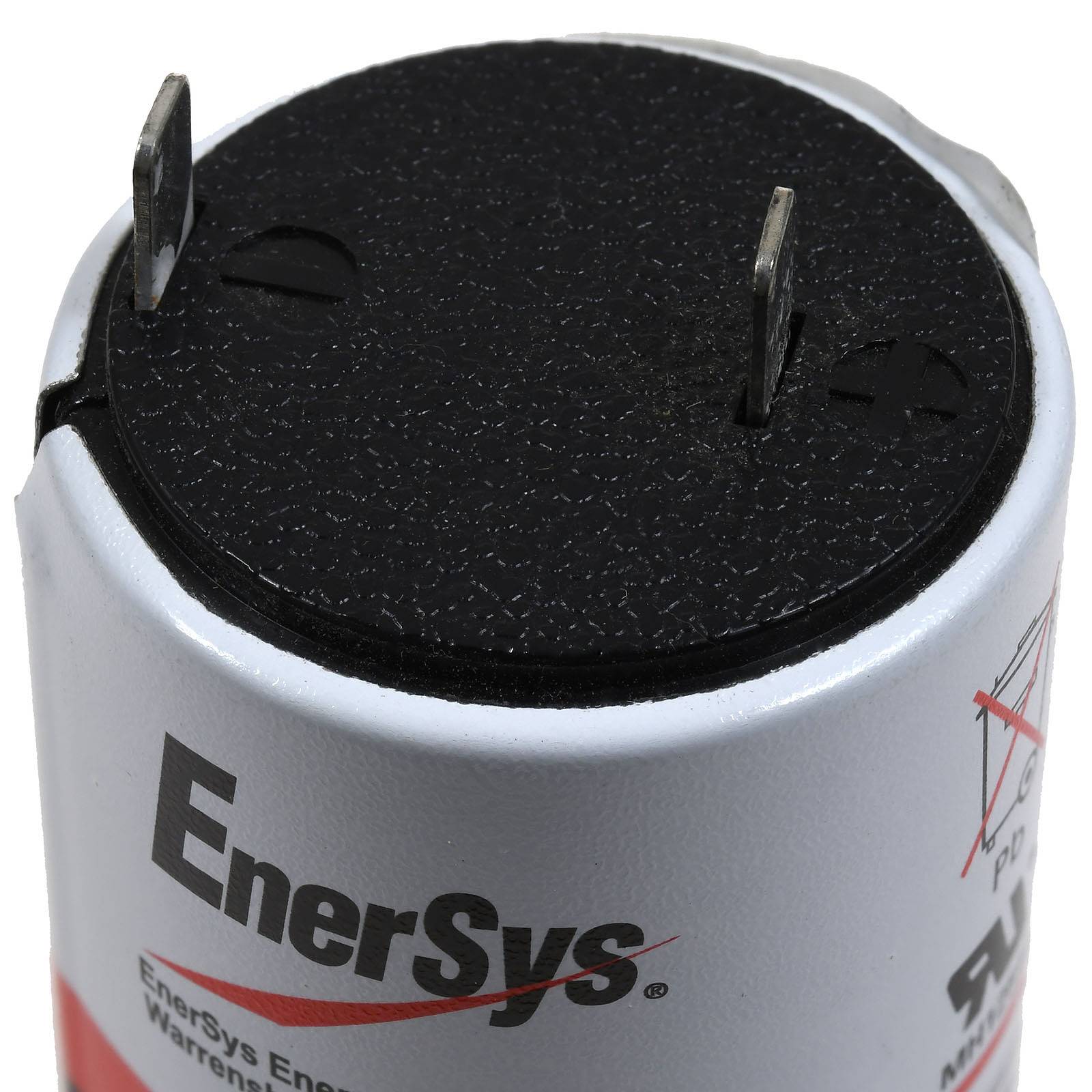 Nahaufnahme einer zylindrischen wiederaufladbaren Batteriezelle von EnerSys mit zwei Metallklemmen oben.