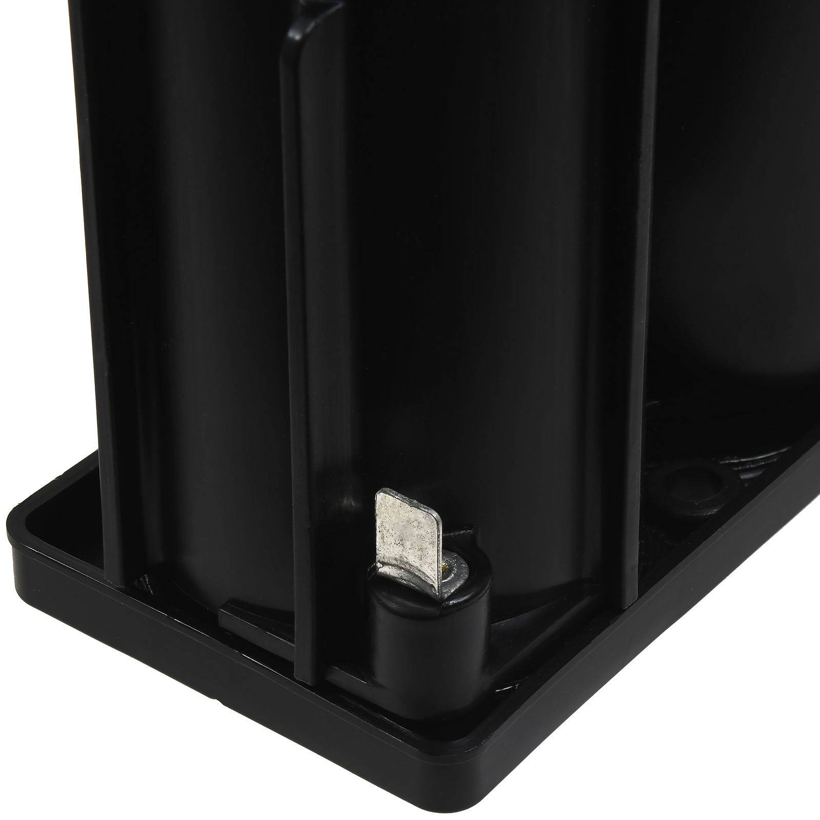 Nahaufnahme eines schwarzen Kunststoff-Batterieholders mit dem unteren Fach und metallischem elektrischem Kontakt.