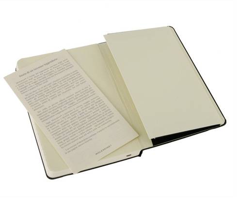 Ein aufgeschlagenes Hardcover-Buch mit einer gedruckten Seite auf der linken Seite, auf weißem Hintergrund dargestellt.