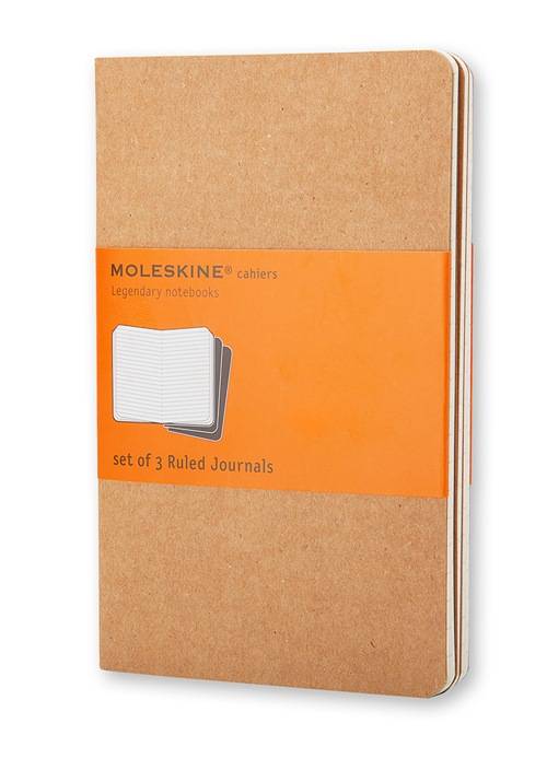 Satz aus drei Moleskine Cahiers linierte Notizbücher in Kraftpapierverpackung mit orangefarbenem Etikett.