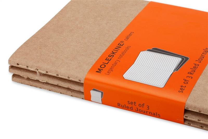 Drei braune Moleskine-Notizbücher gestapelt zusammen, umwickelt mit einem orangefarbenen Band „Set of 3 Ruled Journals