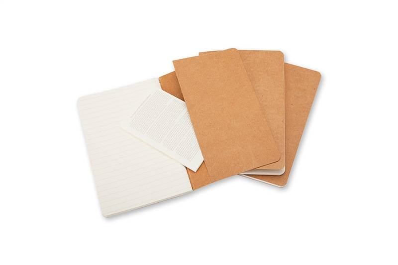 Drei leere Notizbücher und ein ausgebreiteter Stapel Karteikarten auf weißem Hintergrund.