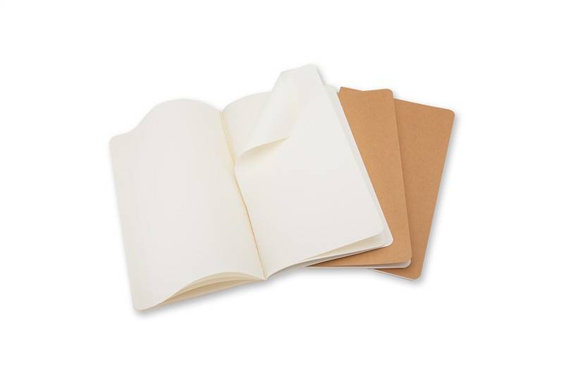 Ein offenes leeres Notizbuch mit zwei beigen Papierumschlägen dahinter auf weißem Hintergrund.