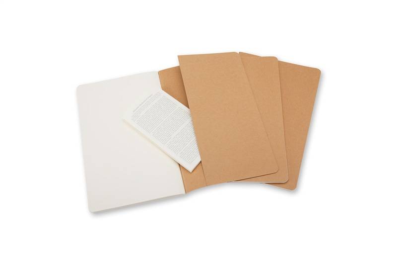Drei leere beige Ordner und ein weißes Heftchen, übereinander angeordnet auf weißem Hintergrund.