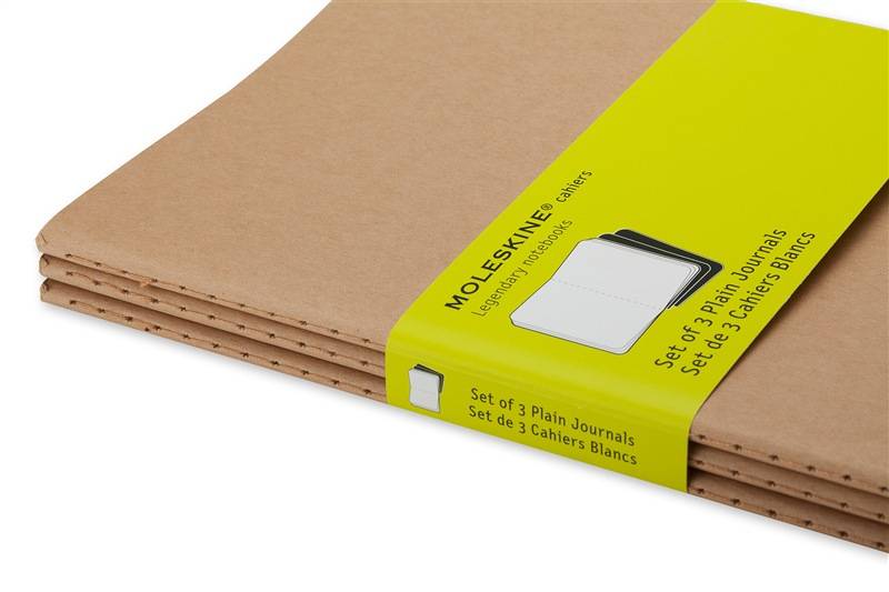 Stapel aus drei schlichten Moleskine-Notizbüchern, die mit einem leuchtend gelben Band umwickelt sind, auf weißem Hintergrund gezeigt.