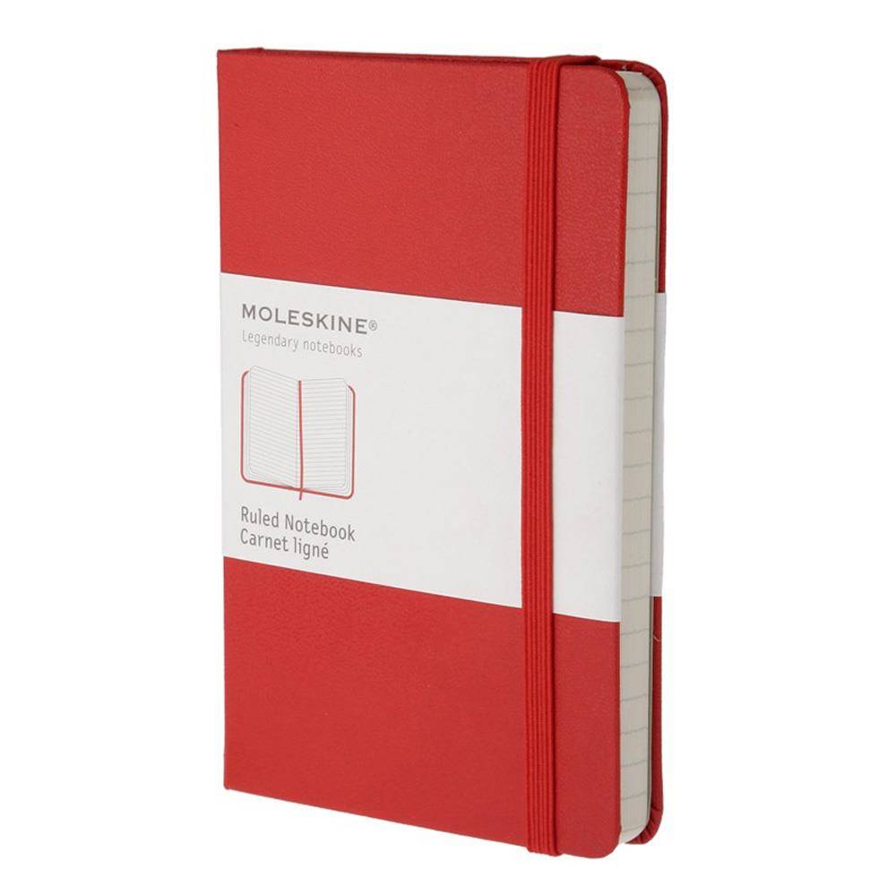 Rotes Moleskine liniertes Notizbuch mit Gummizug, geschlossen auf weißem Hintergrund abgebildet.