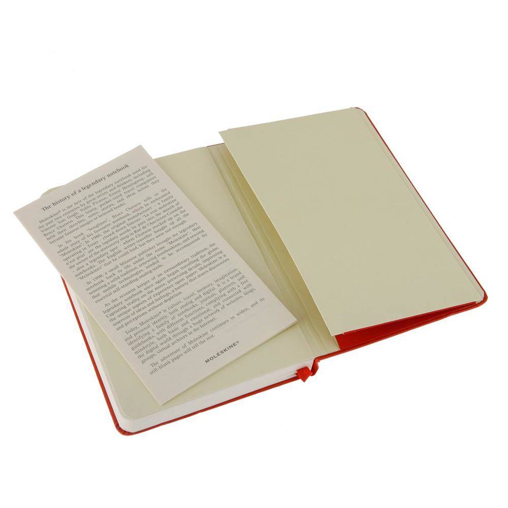 Offenes rotes Hardcover-Buch mit einer Seite bedrucktem Text auf der linken Seite und einem leeren Blatt, das die rechte Seite auf weißem Hintergrund bedeckt.