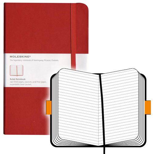 Rotes Moleskine-Notizbuch mit karierten Seiten, aufgeschlagen und mit Gummiband, das ein liniertes Tagebuch zum Schreiben oder Notizenmachen anzeigt.