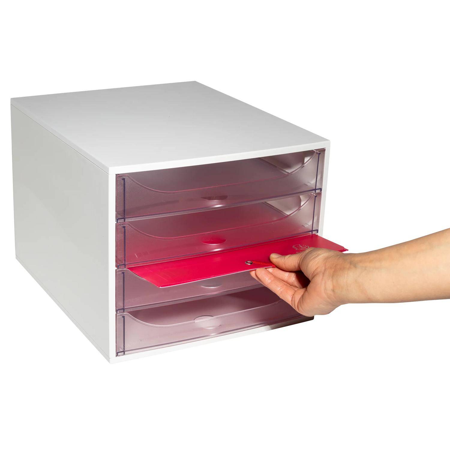 Hand öffnet die obere Schublade einer kleinen weißen Kunststoff-Aufbewahrungseinheit mit durchsichtigen rosa Schubladen.