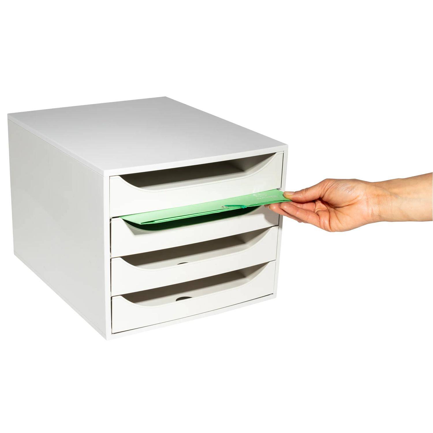 Hand, die einen grünen Ordner in die oberste Schublade eines weißen vierschubladigen Aktenschranks auf einfachem Hintergrund einführt.