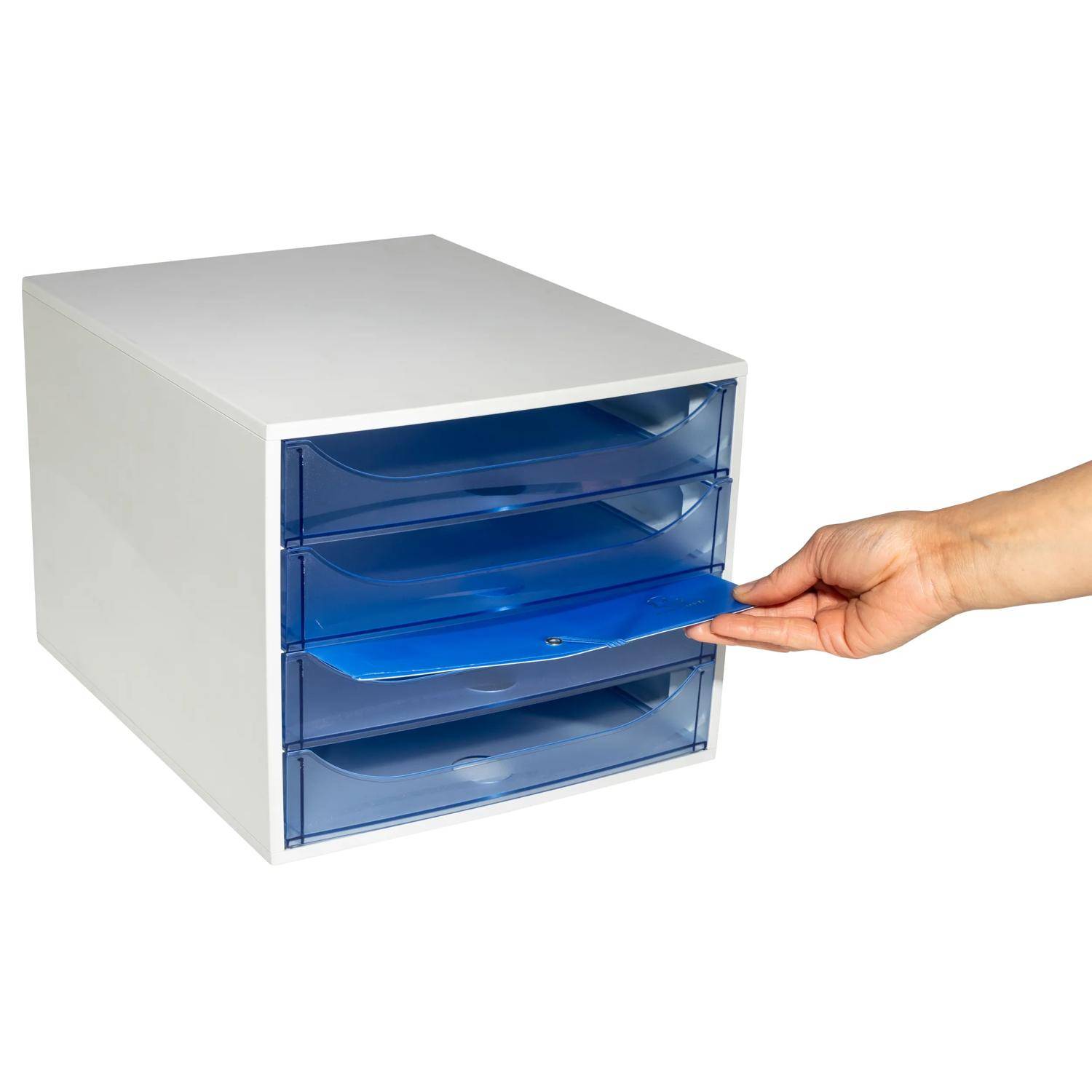 Eine Hand zieht eine blaue, durchscheinende Schublade an einem kleinen weißen Schrank mit drei Schubladen auf.