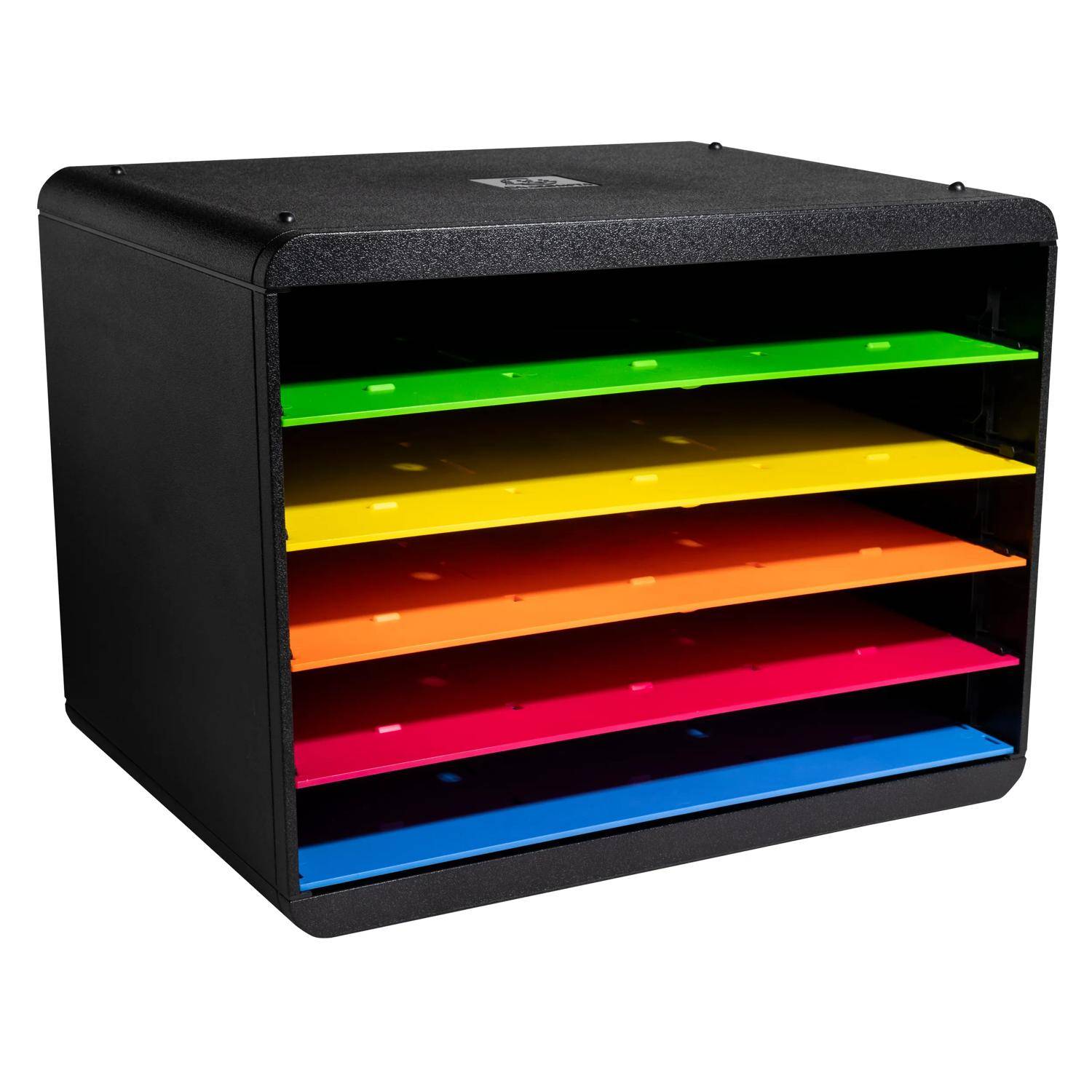 Schwarzer Lagerschrank mit fünf farbigen ausziehbaren Regalen/Tabletts: grün, gelb, orange, rot und blau.