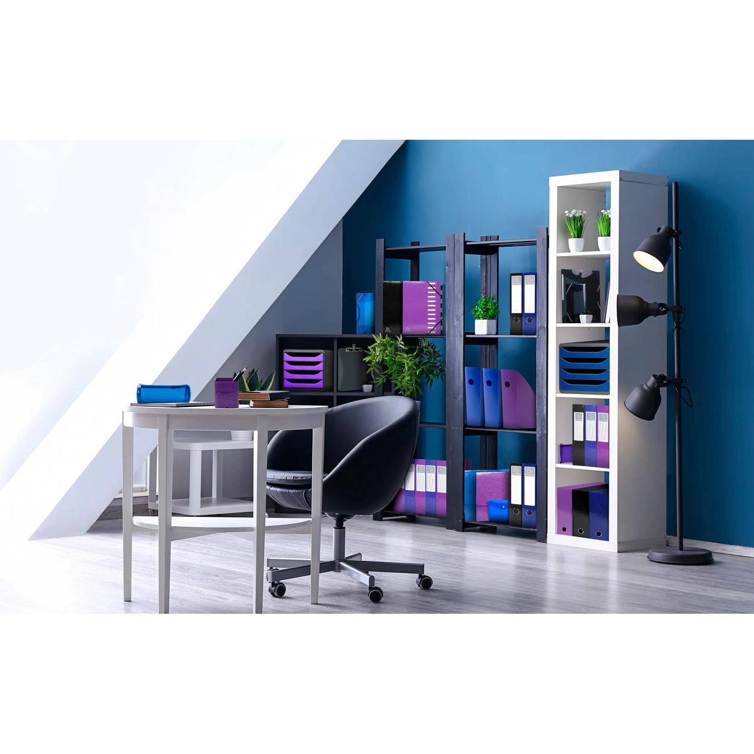 Modernes Homeoffice mit Schreibtisch, Drehstuhl, Regalen, Aktenordnern, Pflanzen und Stehleuchte vor einer blauen Wand unter einer schrägen weißen Decke.