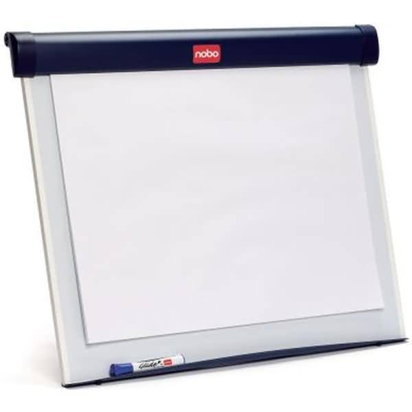 Tragbares Flipchart-Gestell mit einem leeren weißen Papierblock und dunkelblauer Oberleiste auf weißem Hintergrund.