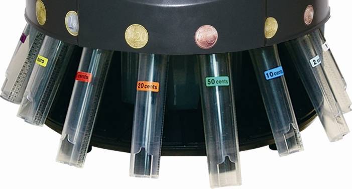 Eine Münzzählmaschine mit transparenten Kunststoffröhren, die für verschiedene Münzstückelungen gekennzeichnet sind, einschließlich 20 Cent, 50 Cent und 10 Cent.