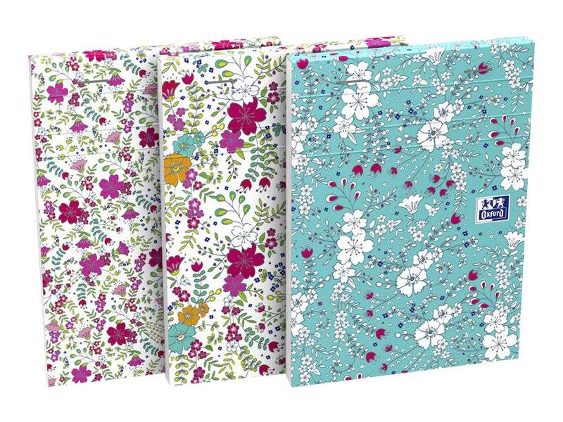Drei Geschenktüten oder Ordner mit Blumenmuster nebeneinander angeordnet, mit zwei weißen Taschen, die mit rosa und grünen Blumen bedeckt sind, und einer türkisfarbenen Tasche mit weißen Blüten.