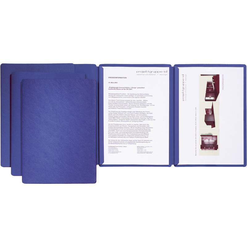 Offener blauer Portfolio-Ordner mit gestaffelten Deckeln, einer Texteinführungsseite und einer Seite mit drei Produktbildern oder Design-Renderings.