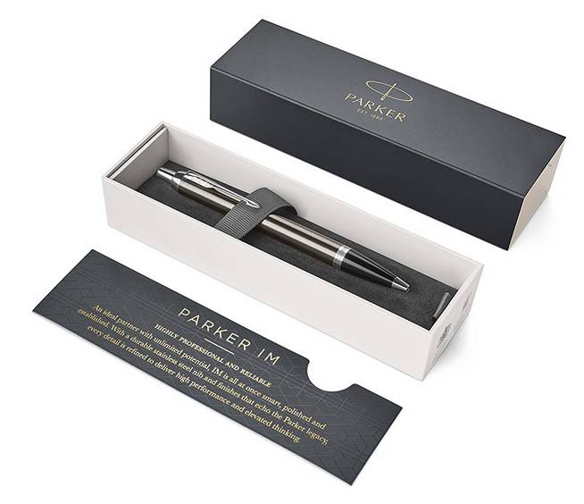 Parker IM Kugelschreiber in einer offenen Präsentationsbox mit passendem Deckel und Produktkarte, dargestellt als verpacktes Schreibinstrument-Set.