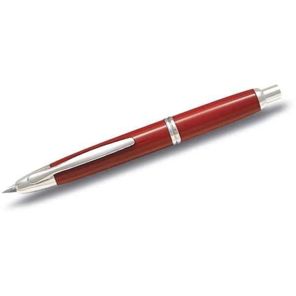 Roter Kugelschreiber mit silbernem Clip und Spitze auf weißem Hintergrund.