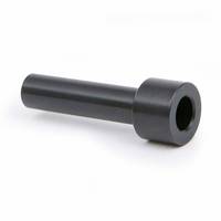 Eine schwarze zylindrische Metallanschlussfitting mit einem breiteren Flansch und hohler Öffnung an einem Ende, dargestellt auf weißem Hintergrund.