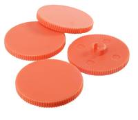 Vier orange Kunststoffschraubenkappen oder Deckel, einer davon von unten gezeigt mit einer zentralen Lasche, auf weißem Hintergrund.