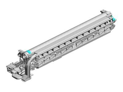 3D-Darstellung einer langen zylindrischen industriellen Förderanlage oder Walzenanlage, perspektivisch auf weißem Hintergrund dargestellt.