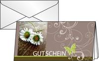 Ein Umschlag hinter einem Stapel von Geschenkgutscheinen, einer davon mit Gänseblümchen, Schnörkeln und dem Wort „GUTSCHEIN
