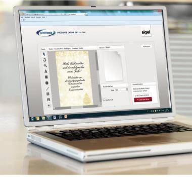 Ein Laptop zeigt eine webbasierte Benutzeroberfläche für Dokumentdesign/Bearbeitung mit einer Zertifikatvorschau, Werkzeugsymbolen auf der linken Seite und Einstellungspanelen auf der rechten Seite.