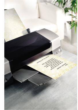Großer Desktop-Drucker, der eine Seite mit Text in einer modernen Büro- oder Hausumgebung druckt.