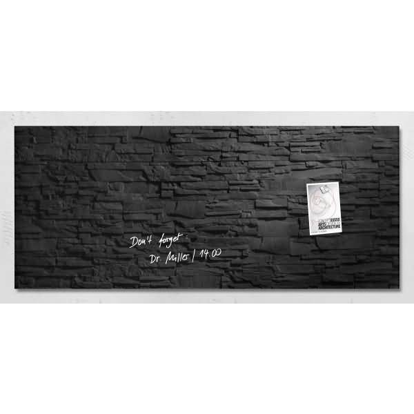 Schwarze, steinstrukturierte Wand mit handgeschriebenem Notiz „Dr. Miles nicht vergessen 14:00