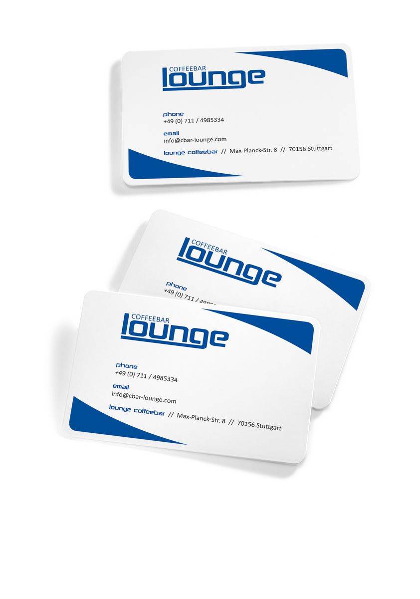 Drei weiße Visitenkarten für Coffeebar Lounge, die das blaue Logo „lounge