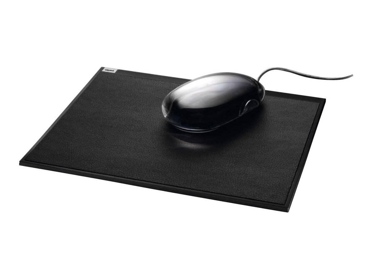 Schwarzes rechteckiges Mousepad mit einer kabelgebundenen Computermaus darauf, auf weißem Hintergrund gezeigt.