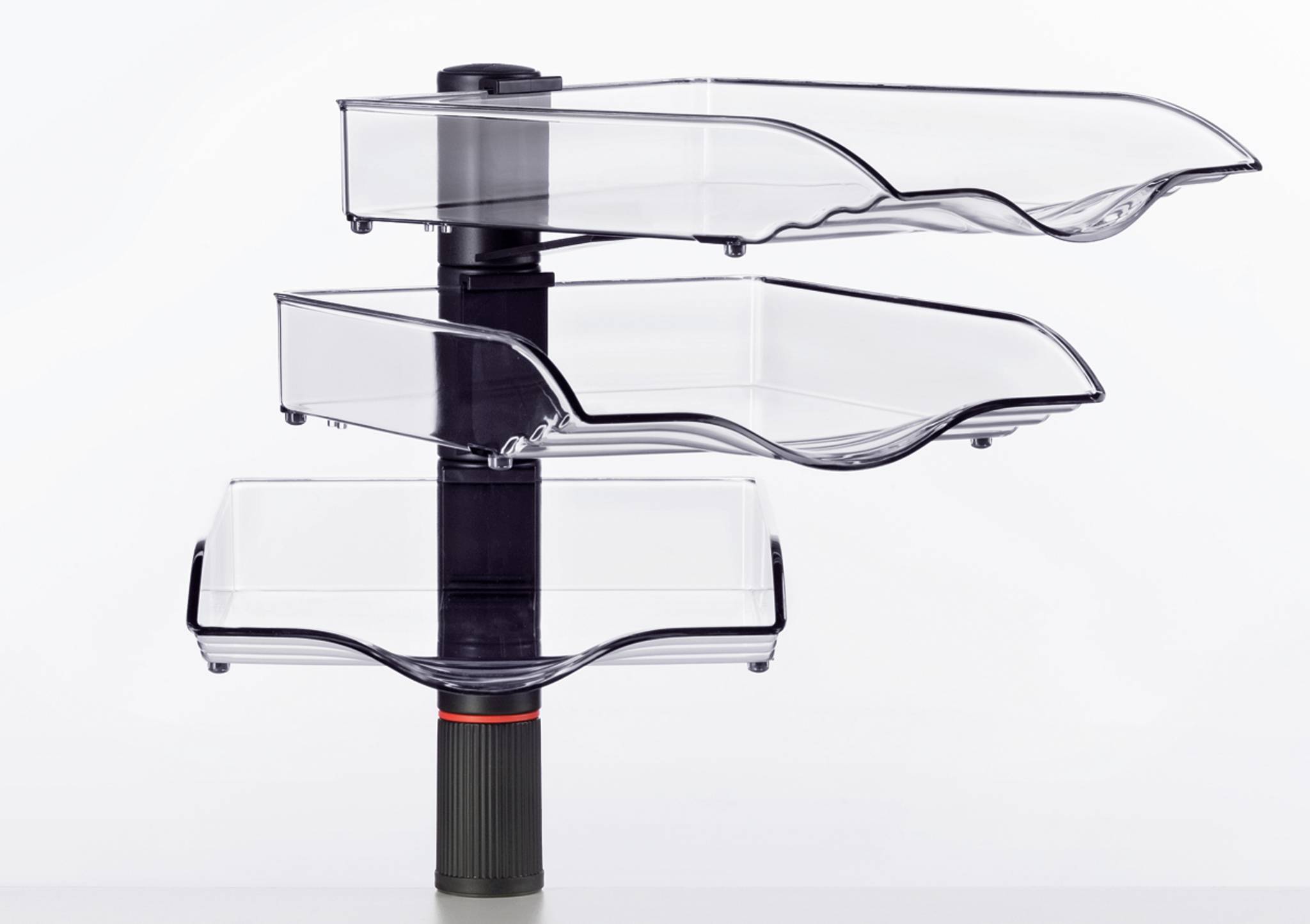 Drehbarer dreiteiliger transparenter Kunststofforganizer mit gebogenen Fächern auf einer schwarzen Mittelsäule und Basis.