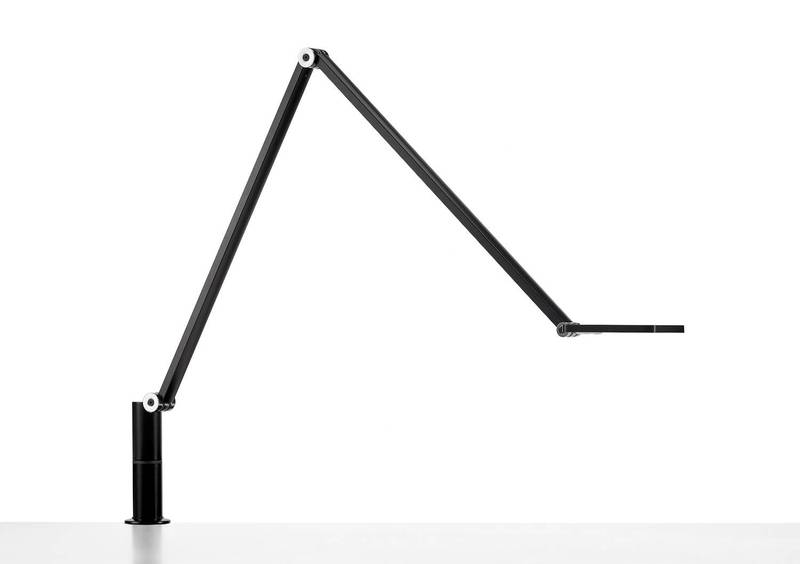 Eine schlanke, moderne verstellbare Schreibtischlampe mit einem horizontal ausgestreckten langen Arm, konzipiert für aufgabenorientierte Beleuchtung in einem Büro oder Arbeitszimmer.