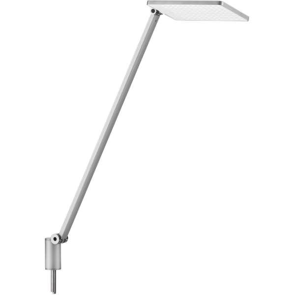 Eine silberne verstellbare Schreibtischlampe mit langem gewinkltem Arm und rechteckigem Lampenkopf auf einer Klemmhalterung, vor weißem Hintergrund dargestellt.