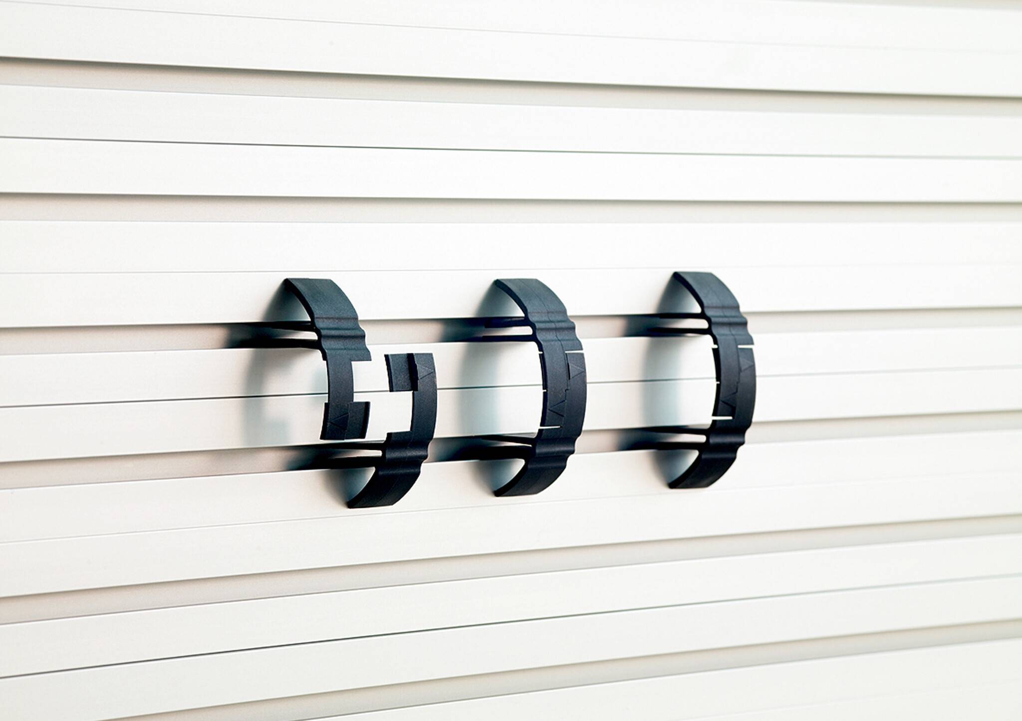 Kabelführung (Tisch. Büroeinrichtung) NOVUS SlatWall-Kabelspangenset. 3er Pack.