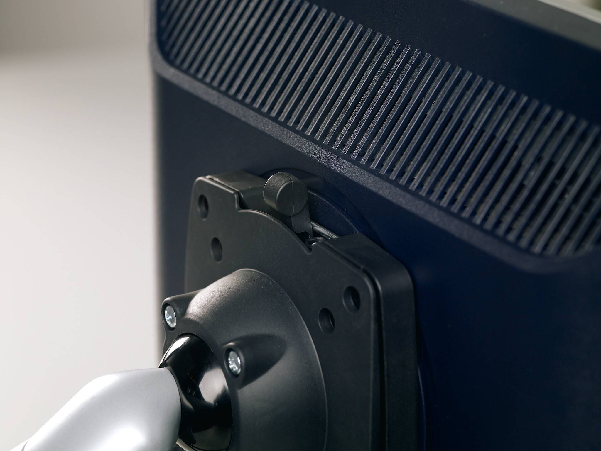 NOVUS SlatWall-LM-Arm 0-0-1 mit Organisationswandbefestigung