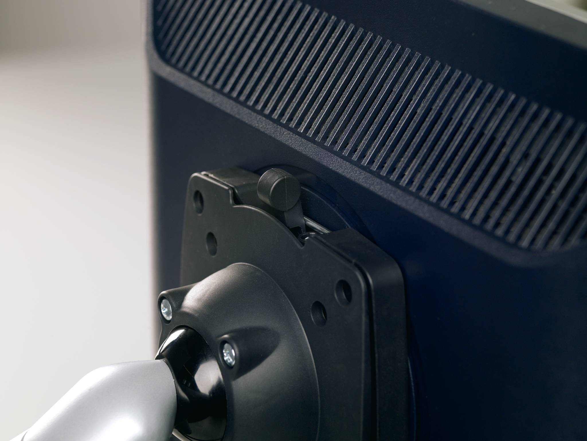 NOVUS SlatWall-LM-Arm 0-0-1 mit Organisationswandbefestigung