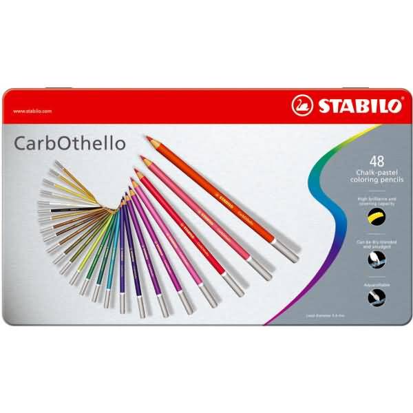 STABILO CarbOthello Dose mit 48 Kreide-Pastell-Farbstiften, gezeigt mit fächerförmig angeordneten Farbstiften auf der Verpackung.