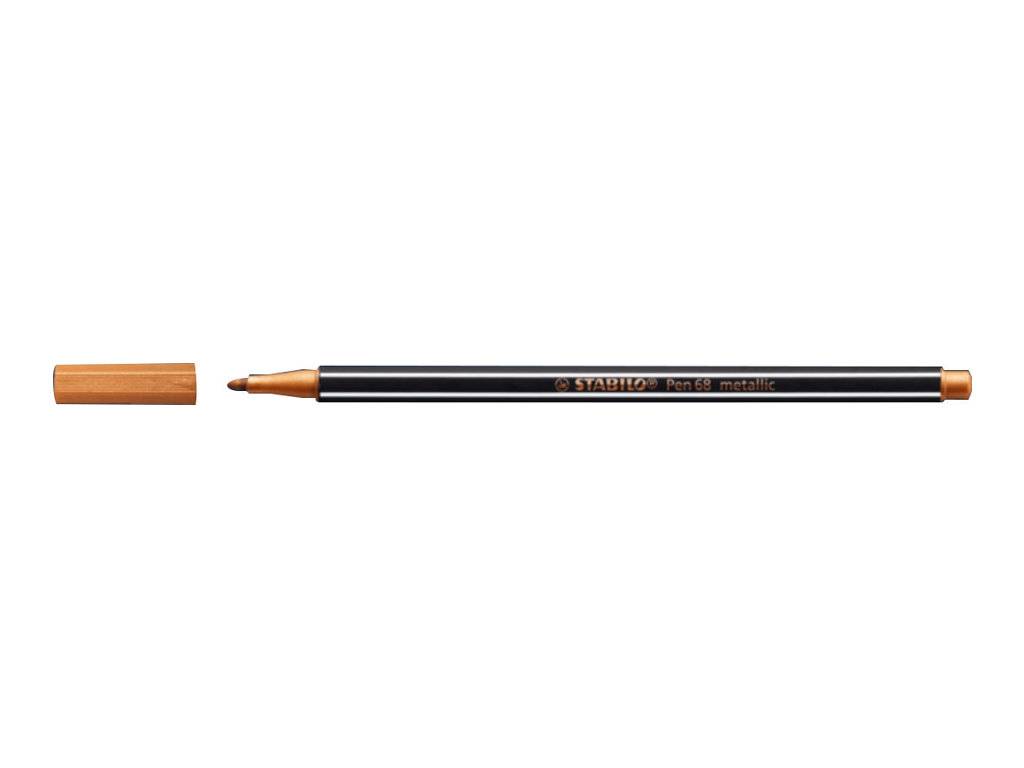 Schwarzer Stabilo-Metallic-Stift mit entfernter Kappe, zeigt eine kupferfarbene Spitze und eine abgelöste Kappe daneben auf weißem Hintergrund.