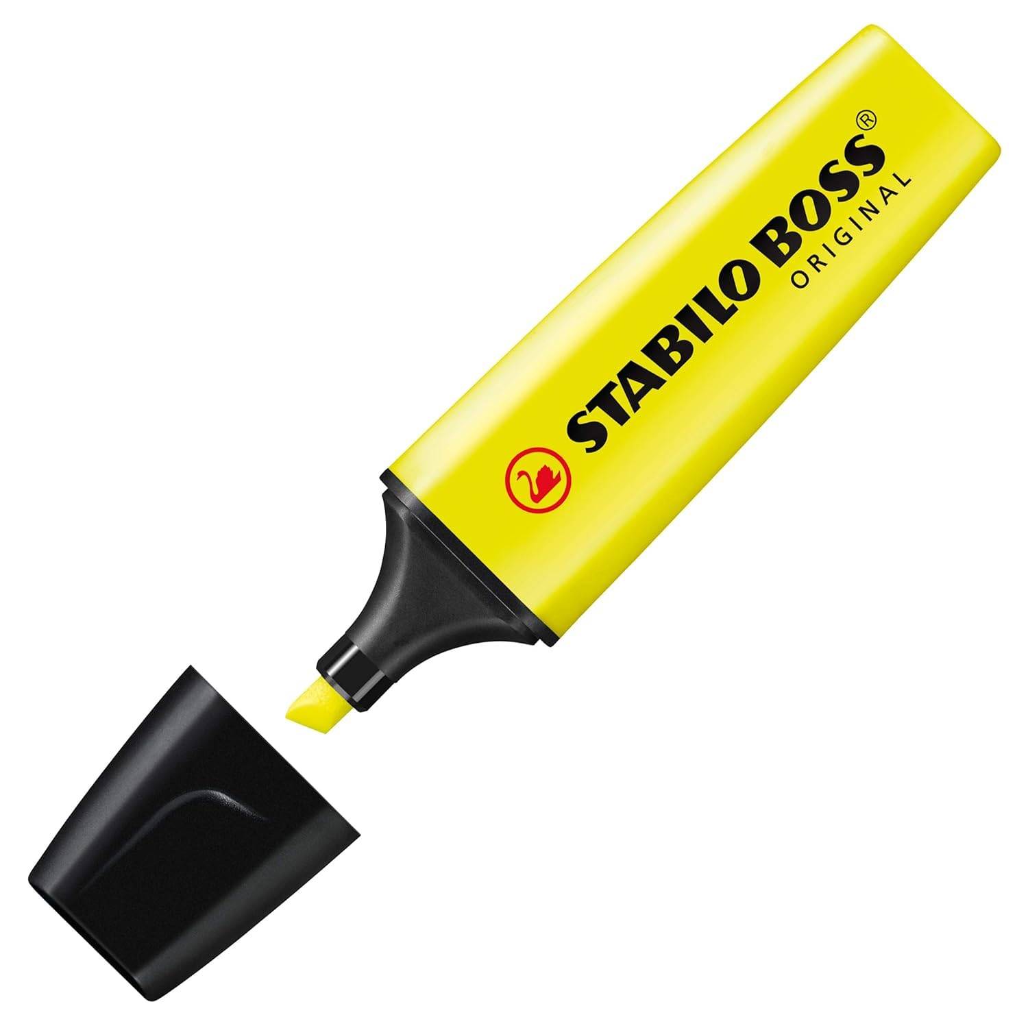 Gelber STABILO BOSS Original Textmarker mit schwarzem Deckel entfernt, das Meißelende zeigend.