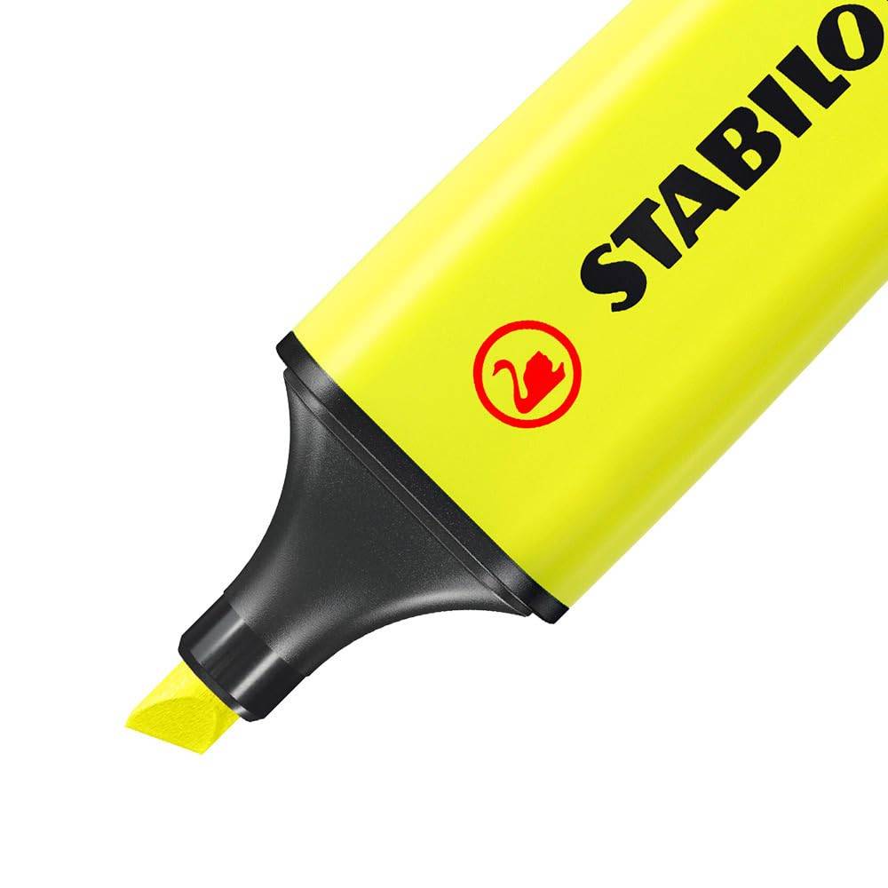 Gelber STABILO-Textmarker mit schwarzem Deckel und Keilspitze auf weißem Hintergrund.