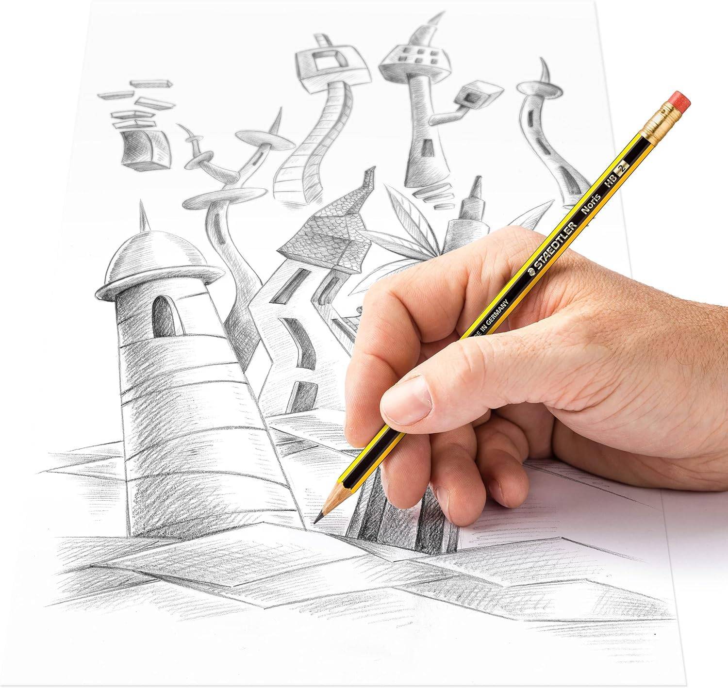 Eine Hand zeichnet eine verspielt futuristische Stadtlandschaft mit hohen surrealen Türmen und Gebäuden auf Papier mit einem Bleistift.