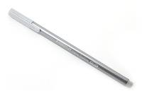 Silberner Stift mit Kappe, diagonal auf weißem Hintergrund dargestellt.