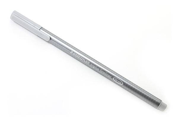 Silberner Staedtler Triplus Fineliner-Stift mit Kappe, diagonal auf weißem Hintergrund dargestellt.
