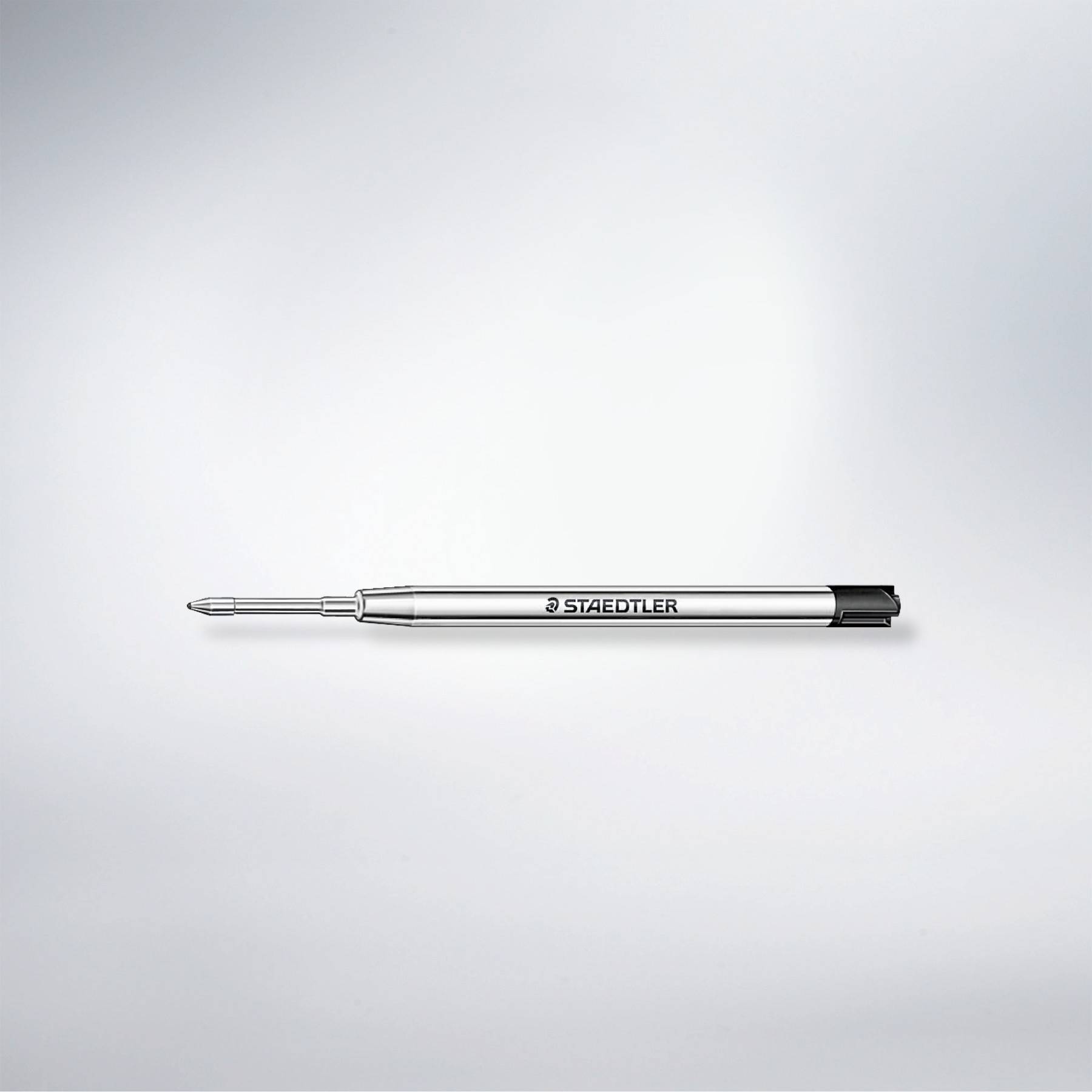 Ein silberner STAEDTLER Druckbleistift oder Kugelschreiber liegt horizontal auf einem schlichten weißen Hintergrund.