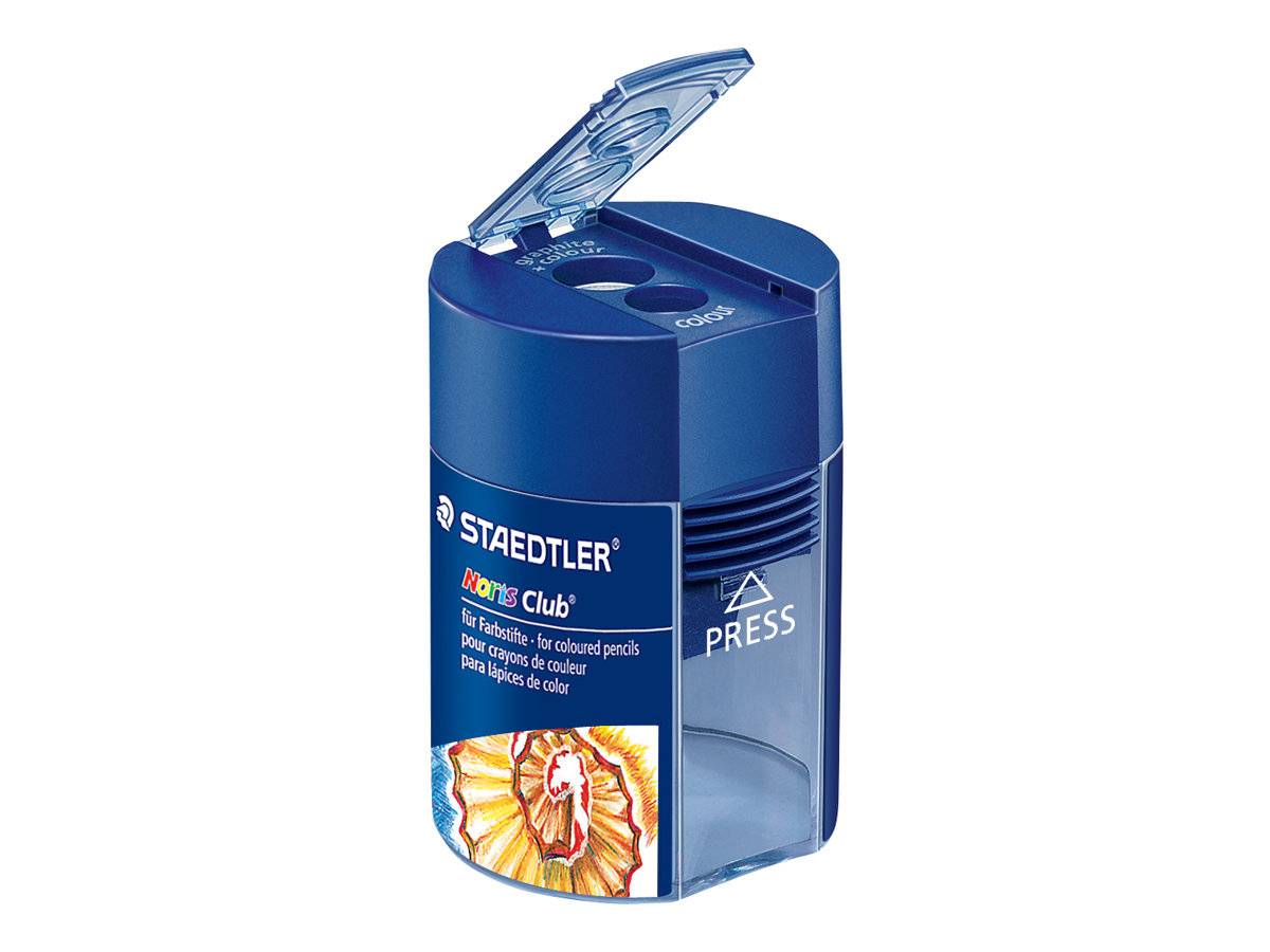 Blauer Staedtler-Bleistiftspitzer mit transparenter Frontabdeckung und geöffnetem Deckel, gezeigt in der Produktansicht auf weißem Hintergrund.
