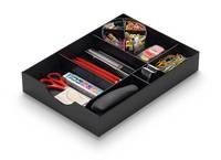 Schwarzes Schreibtisch-Organizer-Tablett mit Fächern, das Scheren, Stifte, Marker, Büroklammern, Gummibänder, Haftnotizen und einen Hefter enthält.