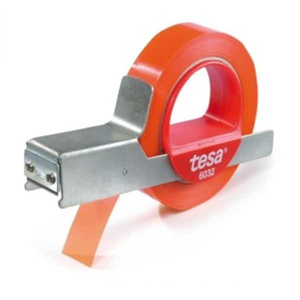 Roter Tesa 6032 Tapeabroller mit einer Rolle orangefarbigem Klebeband auf weißem Hintergrund.